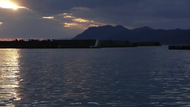漁港の夕日　北海道噴火湾