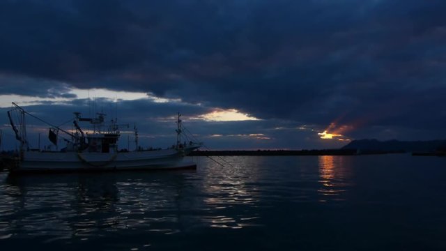 夕暮れの漁港　北海道噴火湾