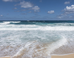 Fototapeta na wymiar Sea waves on the beach of Hawaii