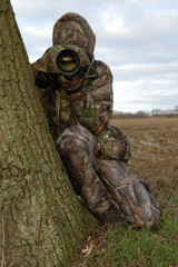 Naklejka premium Wildlife photographer in Advantage timber camouflage clothing