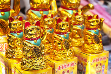 Obraz premium Lucky fortune cats at a Hong Kong market stall