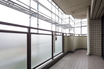 室内から見る改修工事の足場