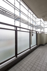 室内から見る改修工事の足場