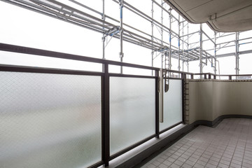 室内から見る改修工事の足場
