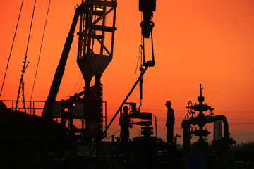 the oil workers are working