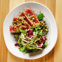 tuna slices with salad