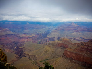 Die Weiten des Grand Canyon bei bewölktem Himmel
