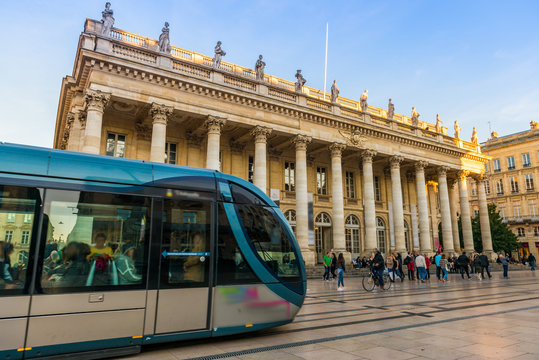 Tramway devant l'Opéra de Bordeaux, en Gironde, Nouvelle-Aquitaine, France