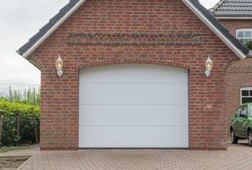 Große Garage mit weißem Tor