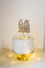 Hello 2018 - Silvester Dekoration mit weißen Kugeln und Lichterkette