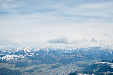 Schneebedeckte Winterlandschaft im Salzburger Land