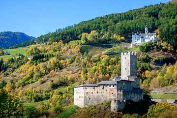 Kloster mit Burg im Obervinschgau