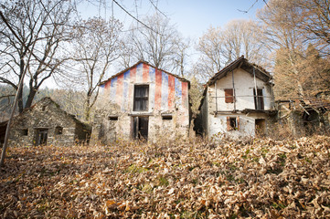 costruzione abbandonata nel bosco