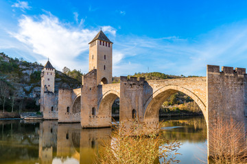 Pont Valentré sur le Lot à Cahors, Occitanie, France - obrazy, fototapety, plakaty