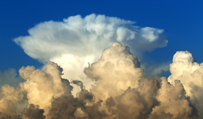 Obraz premium Cumulonimbus cloud over blue sky