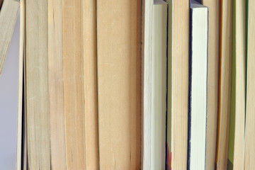 una pila di libri vecchi su uno sfondo bianco