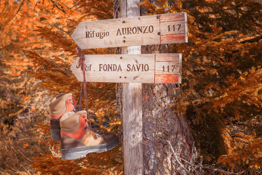 Wanderschuhe hängend auf Wegweiser Schild Rifugio Auronzo Fonda Savio