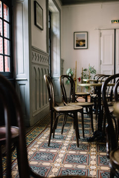 Chaises de bistro dans un caf&eacute;