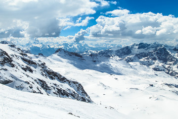 Fototapeta na wymiar sunny day on the ski slopes of Cervinia