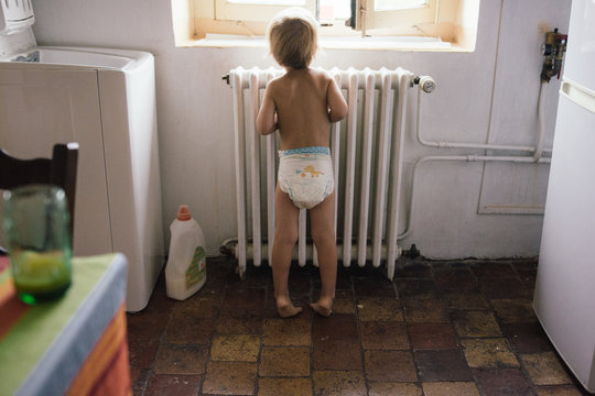 b&eacute;b&eacute; en couche dans la cuisine