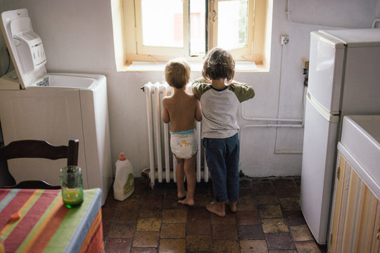 Petits gar&ccedil;ons dans la cuisine 