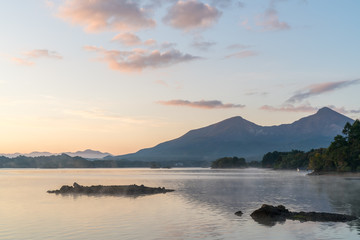 朝の桧原湖より眺める磐梯山