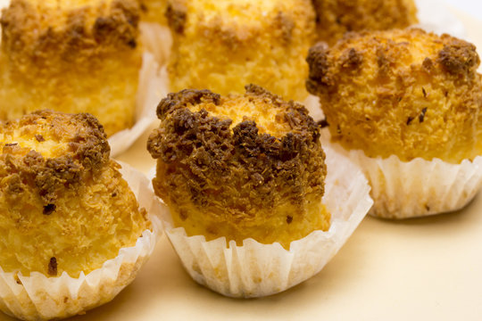 coquitos, dulce de coco