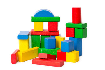 viele bunte Holzbausteine auf weißem Hintergrund