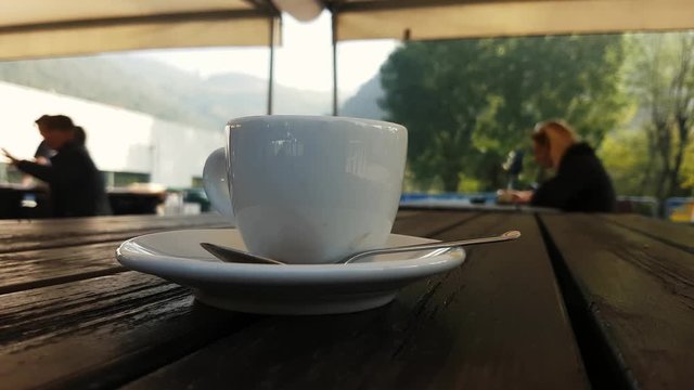  Donne sfocate in una caffetteria scoperta, una tazza di caff&egrave; davanti