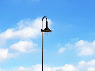 Straßenlaterne unter blauem Himmel