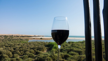Ein Glas Rotwein mit Ausblich auf den Atlantik, Swakopmund Namibia