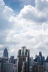 Fototapeta na wymiar 高層ビル群、街、雲、緑、スペース