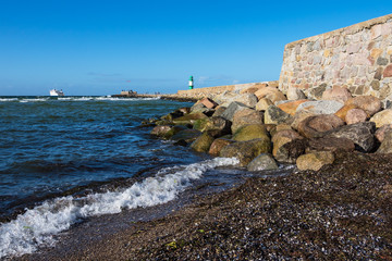 Fototapeta na wymiar Mole an der Ostseeküste in Warnemünde.