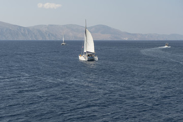 Obraz premium Segelschiff vor der Ägäis-Insel 
