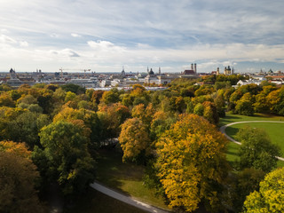 Der Herbst über den Bäumen des Englischen Garten in München entfaltet seine Pracht