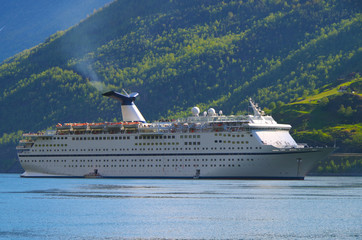 70 951 Kreuzfahrtschiff Fototapeten Leinwandbilder Und Aufkleber Wallsheaven