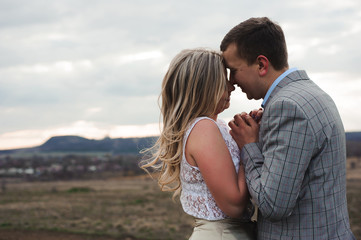 Fototapeta premium walk the beautiful wedding couple