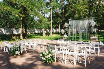 Fototapeta na wymiar Wedding decor - flowers, crystal arch, candles