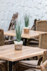 Restaurant mit dekorierten Tischen