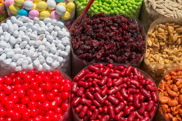 Dulces, almendras, arándanos y manís en la mesa.