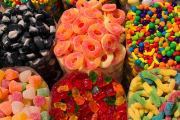 Envases con dulces diferentes.