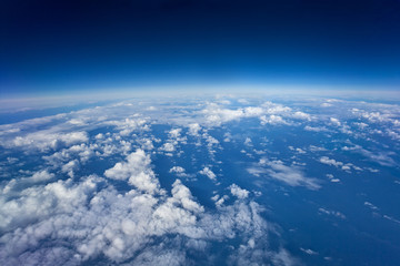 Fototapeta na wymiar Atlantik bei Aussicht aus dem Flugzeug mit Cumulus Wolken.