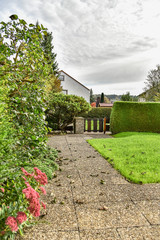 Fototapeta premium garten, baum, laub, abfallen, weg, zaun, holz, mauer, naturstein, wiese, gras, green, srauch, natur, haus, dach, rot, architektur, bauwerk, himmel, grau, cloud, braun, gelb, blume, flora, pflanze, her