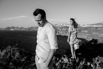 Black&white photo of a young couple with a view to the sea