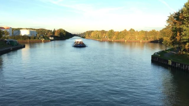 Mittellandkanal mit Tankschiff bei Braunschweig