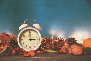Zeitumstellung im Oktober - Herbst - Winterzeit - obrazy, fototapety, plakaty
