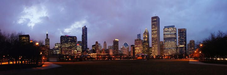 Fototapeta na wymiar Night Chicago skyline from Millennium Park