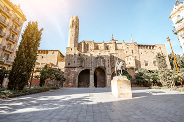 Obraz premium View on the square with Royal palace and statue of Ramon Berenguer during the sunny weather in Barcelona city