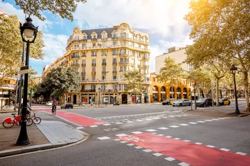Photo sur Plexiglas Barcelona Vue sur la rue avec de beaux bâtiments dans la ville de Barcelone