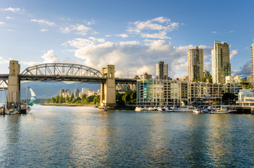 Fototapeta premium Spring Sunset over Vancouver Skyline and Burrard Bridge